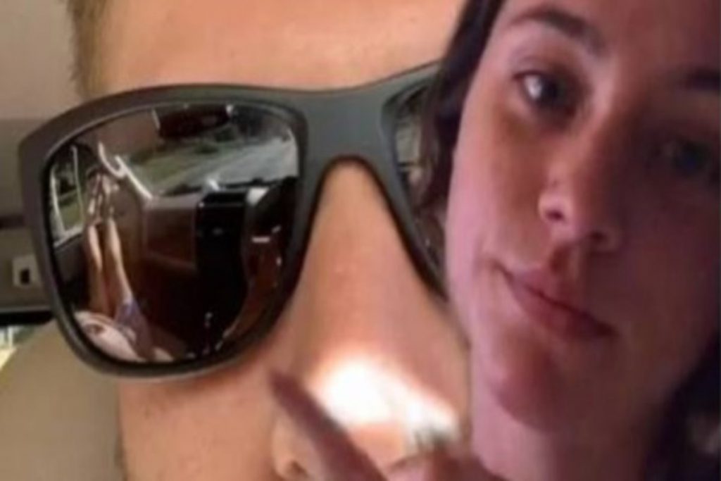 Jovem descobre traição do namorado por reflexo em óculos