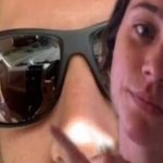 Jovem descobre traição do namorado por reflexo em óculos
