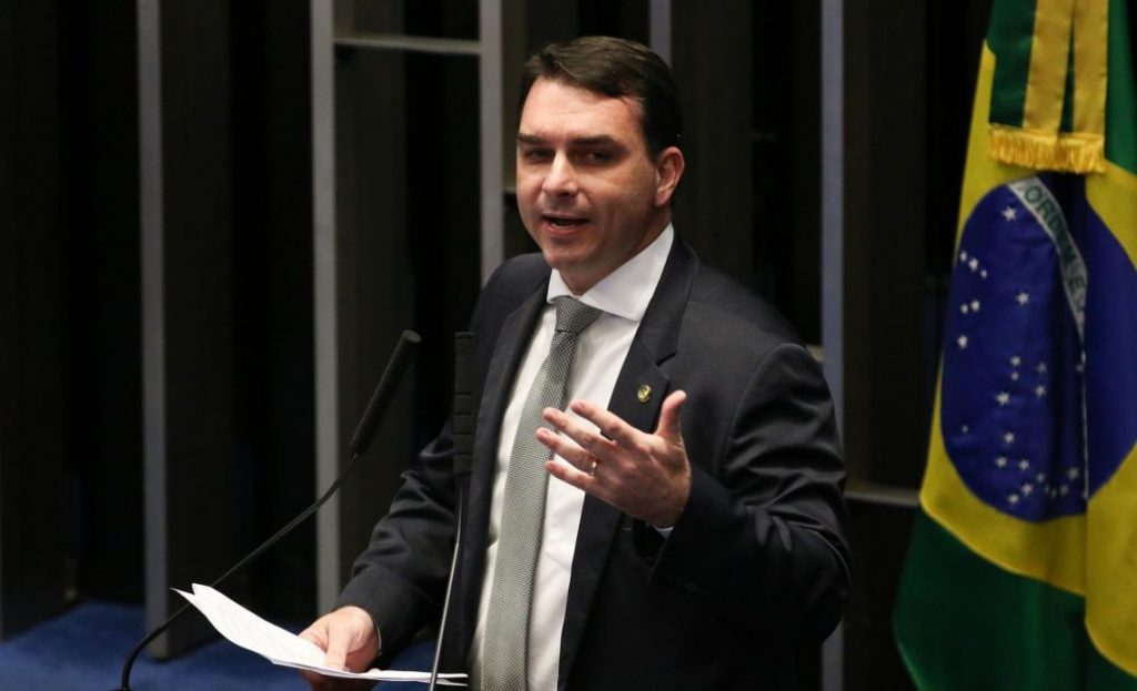 ‘Rachadinha’ aumentou patrimônio de Flávio Bolsonaro em R$ 1 milhão, diz Promotoria