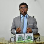 Não reeleito com quase 4 mil votos, Lulinha vai “repensar a vida” e se dedicar mais à família