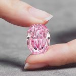 Diamante rosa muito raro é vendido por R$ 141 milhões em leilão na Suiça