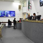 Veto do Executivo à inclusão de Libras no ensino municipal é aprovado na Câmara