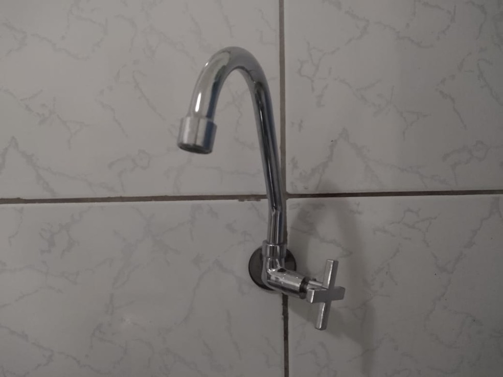 Conexão de rede interrompe abastecimento de água em bairros e distritos de Feira de Santana