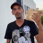 Interior: Homem joga dinheiro para apoiadores em comemoração de campanha
