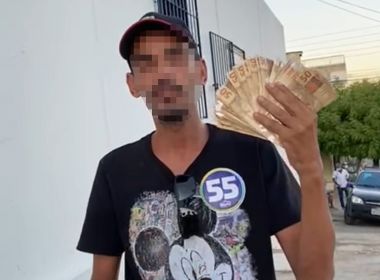 Interior: Homem joga dinheiro para apoiadores em comemoração de campanha