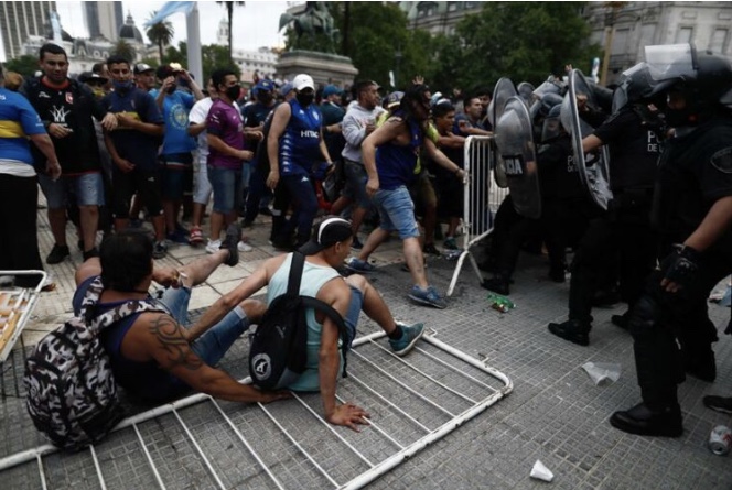 Tumulto marca início do velório de Maradona na Argentina