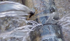 Vazamento afeta abastecimento no distrito de Jaguara