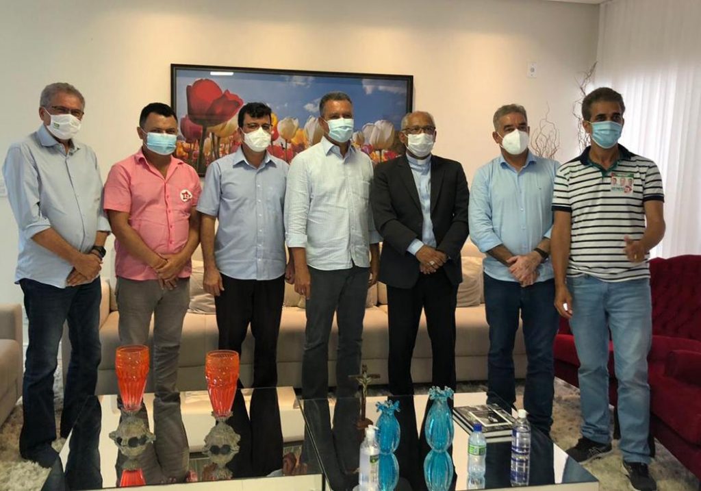 Ao lado de Zé Neto, Rui Costa visita Dom Zanoni e defende que religião não seja usada como instrumento de luta partidária