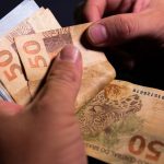 Governo aumenta para R$ 1.088 previsão para salário mínimo em 2021