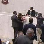Vídeo flagra deputado passando a mão no seio de parlamentar ‘por trás’; veja