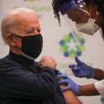 Joe Biden recebe 1ª dose de vacina contra a Covid-19 para incentivar imunização no país