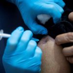 Quase 5 milhões de pessoas em 43 países já foram vacinadas contra Covid-19