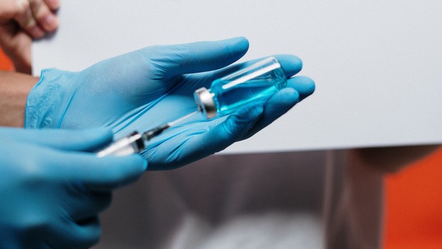 Senado aprova PL que estabelece vacina contra Covid-19 gratuita para população