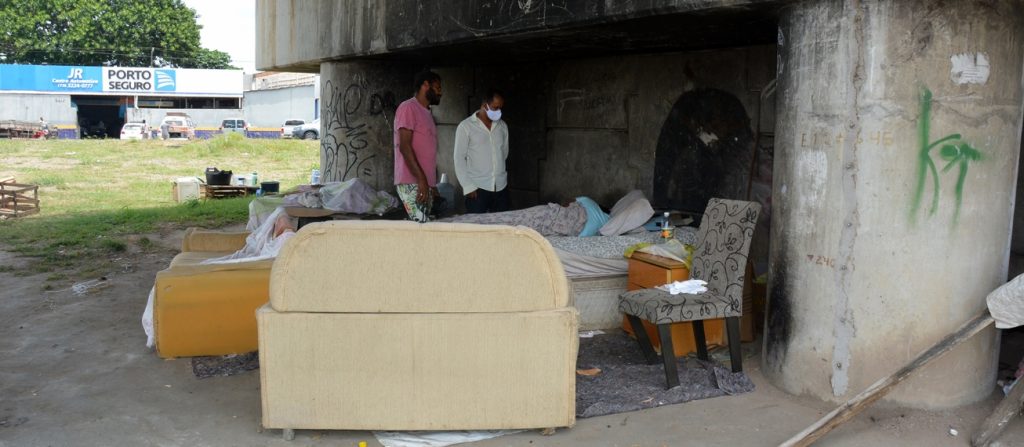 Prefeitura de Feira acolhe casal em situação de rua encontrado sob viaduto; confira