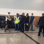 Vídeo: atacante Gilberto e torcedor discutem em aeroporto; Bahia emite nota de repúdio
