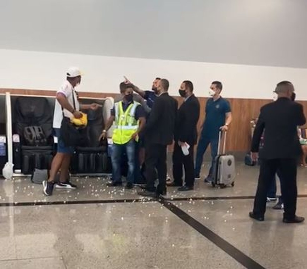 Vídeo: atacante Gilberto e torcedor discutem em aeroporto; Bahia emite nota de repúdio