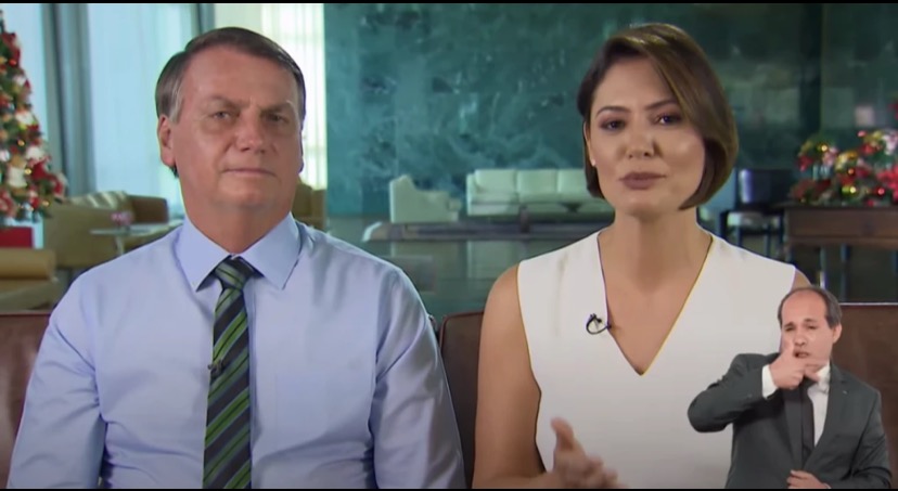 Ao lado de Michelle, Bolsonaro faz pronunciamento de Natal