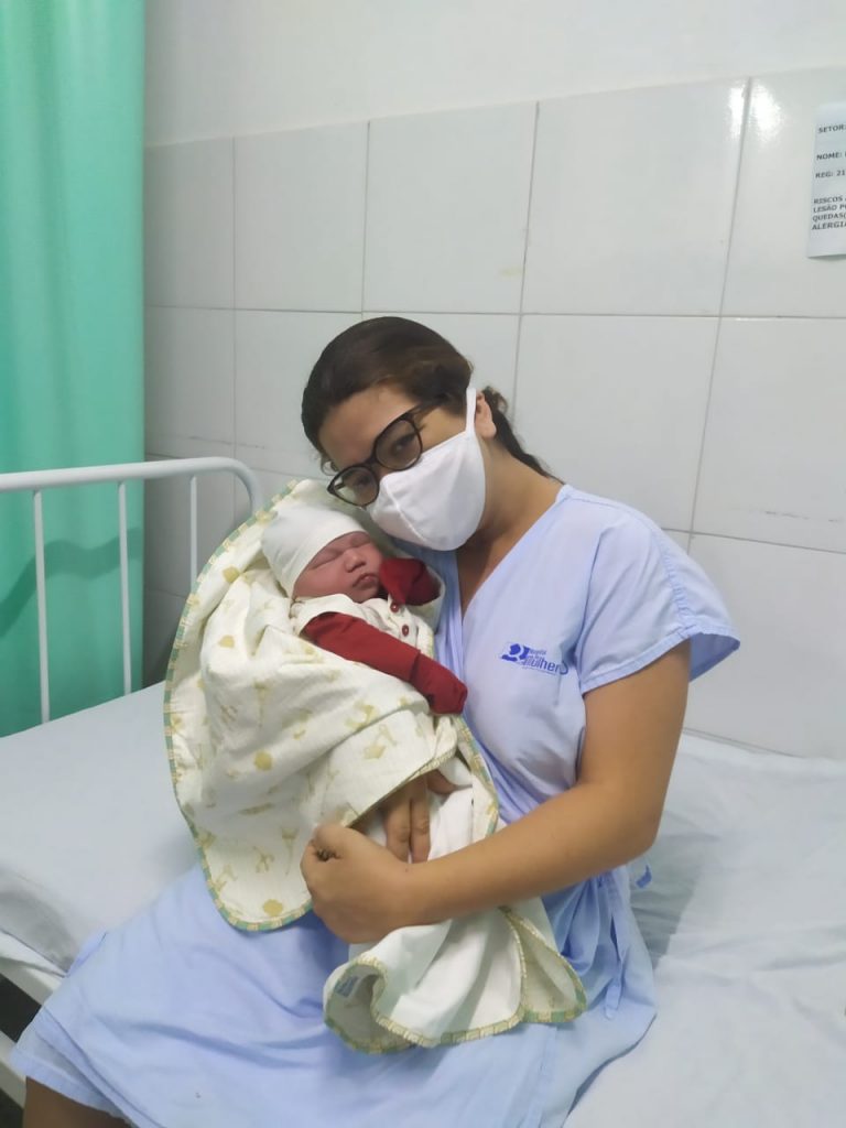 Primeiro bebê feirense do Natal nasce no Hospital da Mulher com quase 4kg