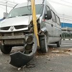 Acidente! Van colide em sinaleira na Avenida Maria Quitéria