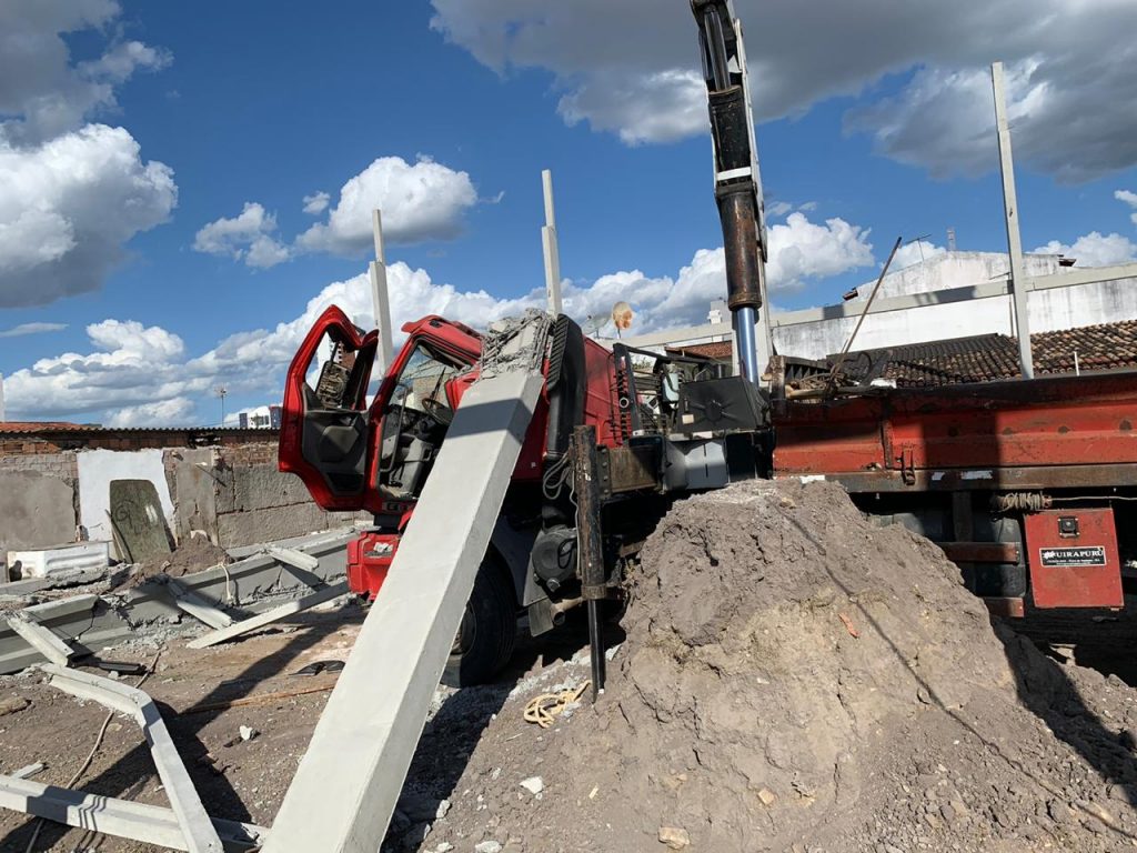 Acidente! Viga desaba numa construção ao lado da Rádio Sociedade  News