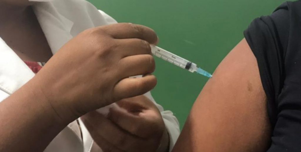 Vacinação para nascidos em 2000, gestantes e puérperas nesta segunda-feira