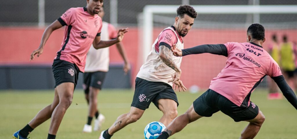 Para seguir isolado na ponta, Vitória encara o Sampaio Corrêa nesta sexta