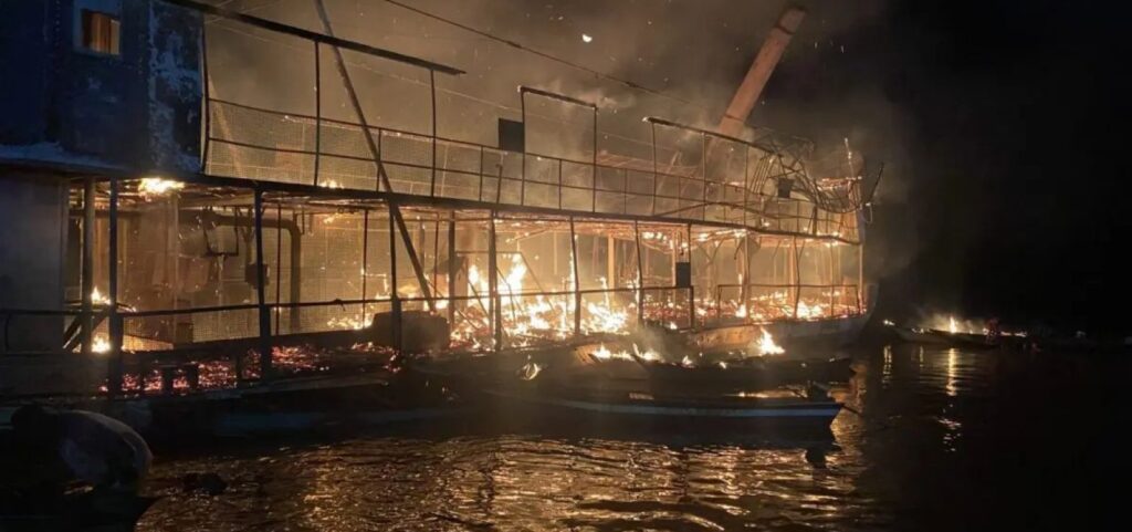 Incêndio atinge embarcação histórica no rio São Francisco; prefeitura suspeita que fogo teve origem criminosa