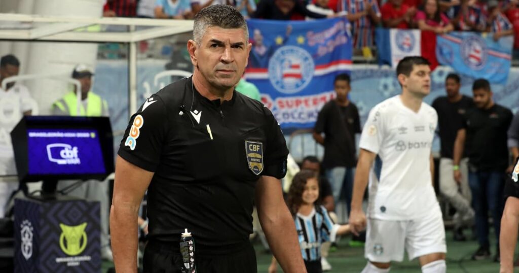 Marcelo de Lima Henrique apita duelo entre Bahia e Inter na Fonte Nova