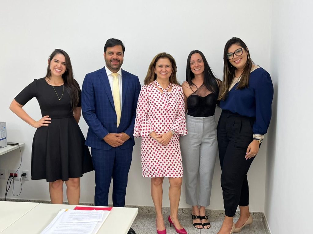 Membros da OAB se reúnem com magistrada da 4ª vara de juizados; questões como expedição de alvarás em pauta