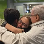 Familiares recebem brasileiros repatriados com emoção