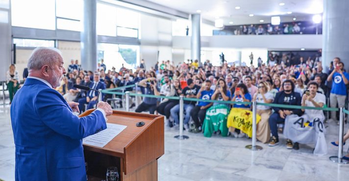 Governo Lula bloqueia mais de R$ 100 milhões do orçamento para bolsistas