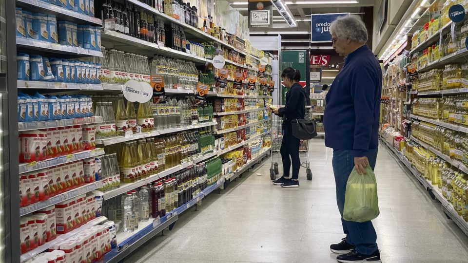 Argentinos enfrentam falta de alimentos e altos preços nos mercados