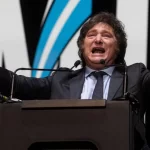 Milei encerra campanha na Argentina com jingle em ritmo de samba, cantado em português, e chuva de dólares; VEJA VÍDEO