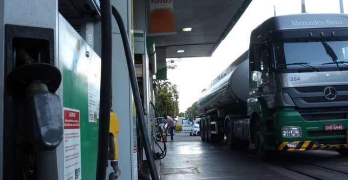 Preço do diesel sobe, e o da gasolina tem redução a partir deste sábado