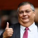 Dino volta a debochar do Congresso e falta novamente à audiência