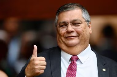 Dino volta a debochar do Congresso e falta novamente à audiência