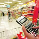 Aperto financeiro leva brasileiro a comprar só o essencial, diz pesquisa