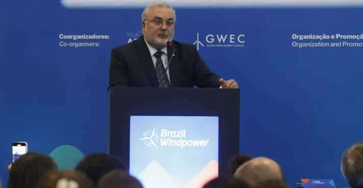 Presidente da Petrobras admite erro e tenta frear queda nas ações da companhia