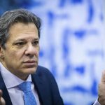 Haddad perde a paciência com jornalistas após perguntas sobre meta fiscal e abandona entrevista; VEJA VÍDEO