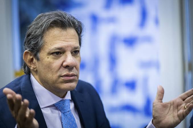Haddad perde a paciência com jornalistas após perguntas sobre meta fiscal e abandona entrevista; VEJA VÍDEO