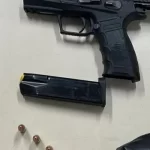 Polícia Militar apreende arma de fogo e drogas enquanto atendia ocorrência de agressão contra mulher