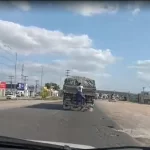 Homem é flagrado em “carona” irregular na carroceria de caminhão no Anel de Contorno