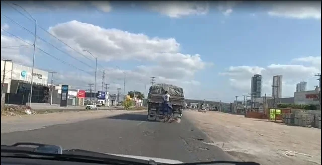 Homem é flagrado em “carona” irregular na carroceria de caminhão no Anel de Contorno