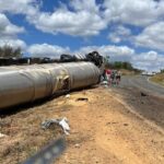 Carreta transportando combustível tomba na BA-026; motorista fica ferido
