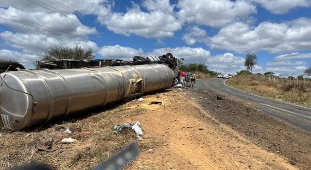 Carreta transportando combustível tomba na BA-026; motorista fica ferido