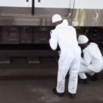 Mulher cai nos trilhos do metrô e fica embaixo do trem após ser empurrada por homem em Salvador