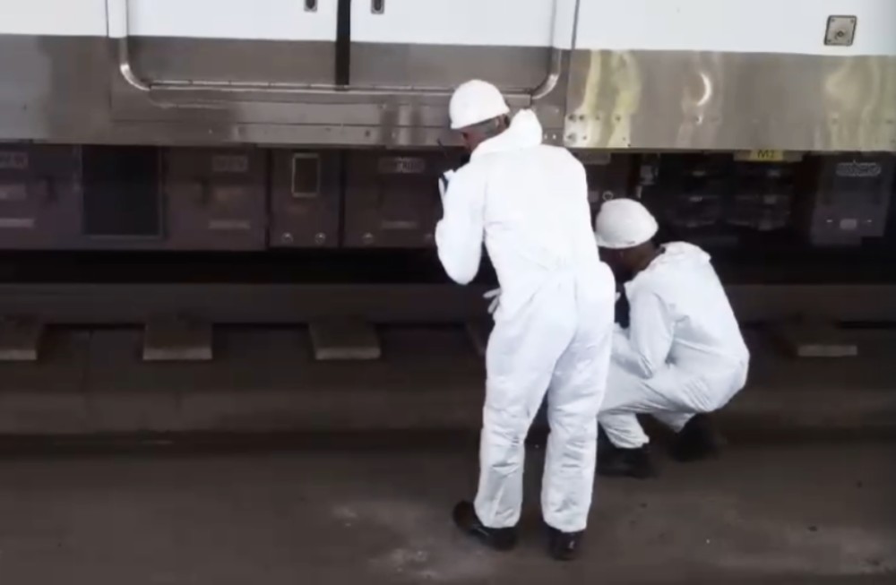 Mulher cai nos trilhos do metrô e fica embaixo do trem após ser empurrada por homem em Salvador