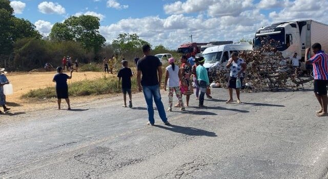 Moradores bloqueiam BR-116 norte em Feira de Santana e exigem solução para a falta de água