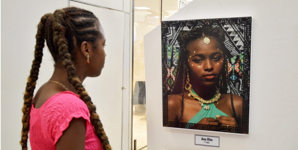 Estudantes negros de escola municipal realizam exposição fotográfica em Shopping