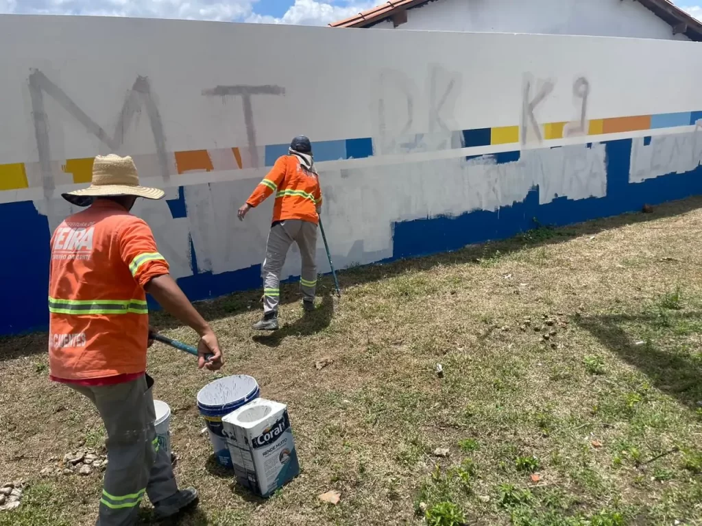 Operação conjunta limpa pichações de facções em escolas municipais